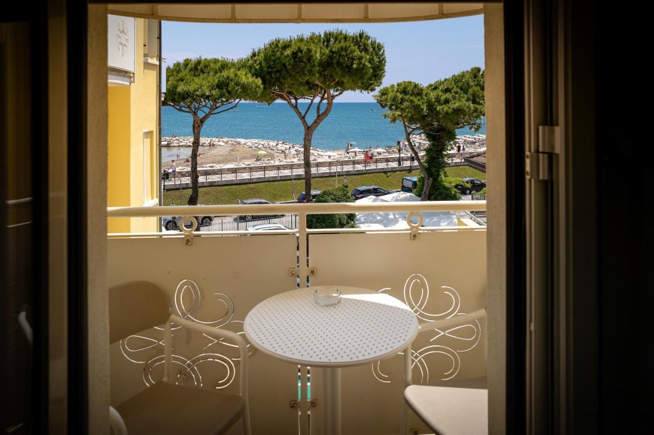 Hotel Le Lampare Каорле Экстерьер фото