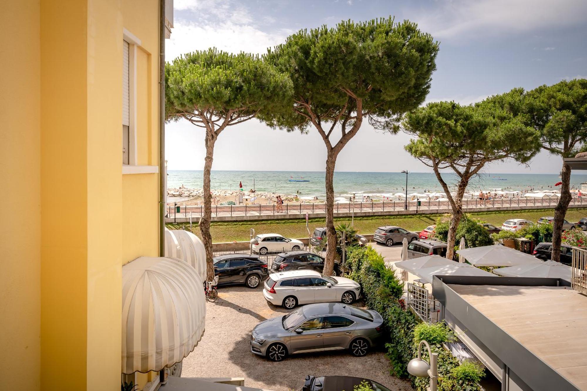 Hotel Le Lampare Каорле Экстерьер фото