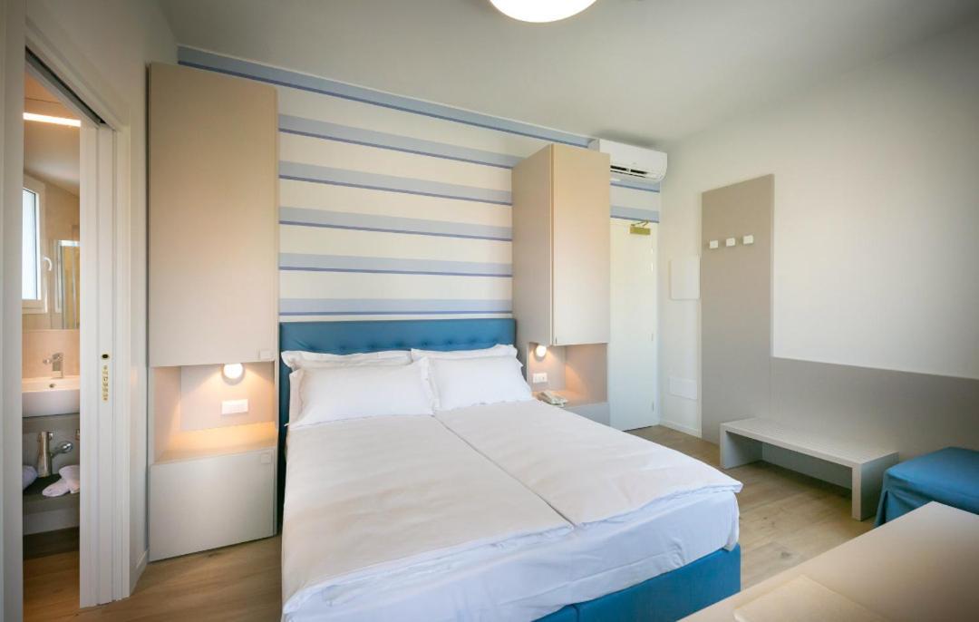 Hotel Le Lampare Каорле Экстерьер фото