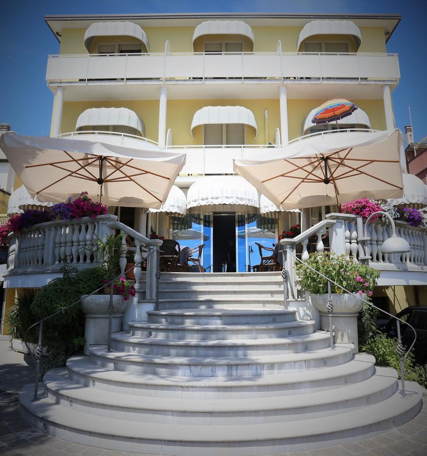 Hotel Le Lampare Каорле Экстерьер фото