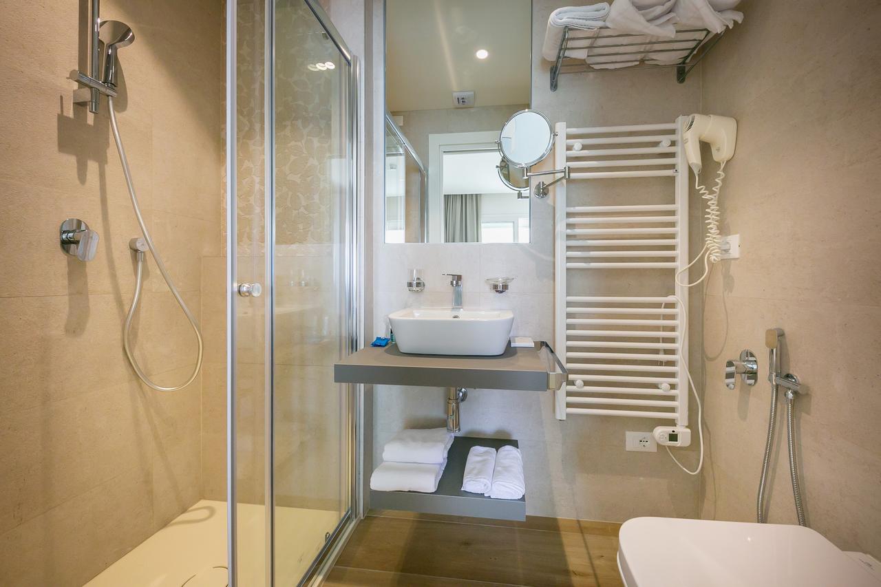 Hotel Le Lampare Каорле Экстерьер фото