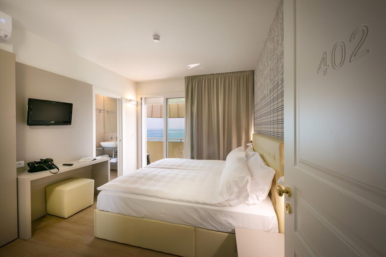 Hotel Le Lampare Каорле Экстерьер фото